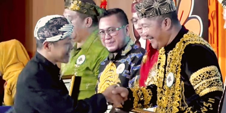 Festival Tunas Bahasa Ibu Nasional, Bupati Monadi Terima Penghargaan dari Menteri Pendidikan Dasar dan Menengah RI