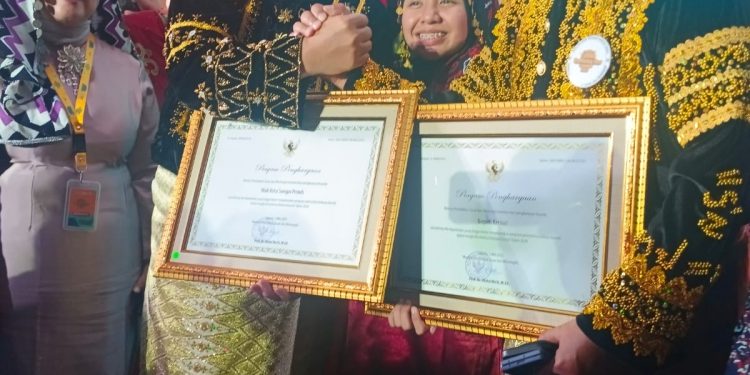 Bupati Kerinci Menerima Penghargaan dari Menteri Pendidikan Dasar dan Menengah Atas