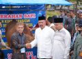 Bupati Monadi Serahkan Bantuan Sapi Kurban dari Presiden Prabowo Subianto di Desa Sungai Gelampeh, Pastikan Pembagian Tepat Sasaran