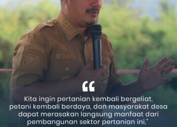 Bupati Kerinci Monadi turun langsung ke sawah memimpin kegiatan tanam padi Varietas Ciherang dengan metode System of Rice Intensification (SRI) dan Jajar Legowo